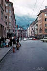 Wilhelm-Greil-Straße in Innsbruck, met op achtergrond Tiroler Landesmuseum