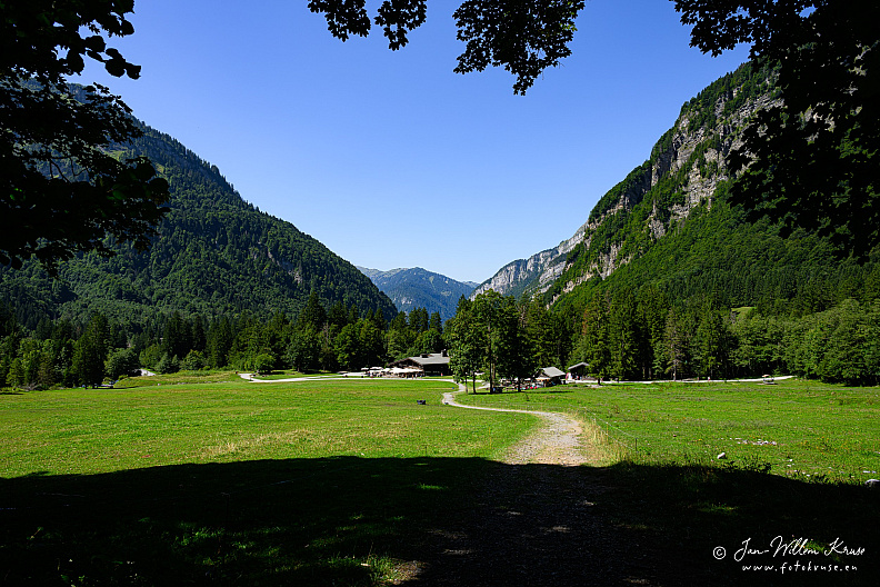 Cirque du Fer-à-Cheval with restaurant Chalet du Fer-à-Cheval and Chalet de Laura
