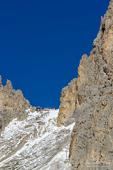 Toni Demetz Hutte (Rifugio Toni Demetz) at the Langkofelscharte embedded between the peaks of the Langkofeleck and the Funffingerspitze 