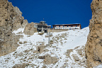 Toni Demetz Hütte (Rifugio Toni Demetz) embedded between the peaks of the Langkofeleck and the Fünffingerspitze on the Langkofelscharte