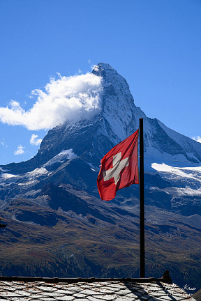 matterhorn-snow-covered-swiss-flag-agains-blue-sky Z9-9879a