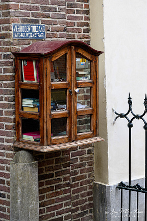Mini library to borrow or exchange a book (in Dutch called a Minibieb).